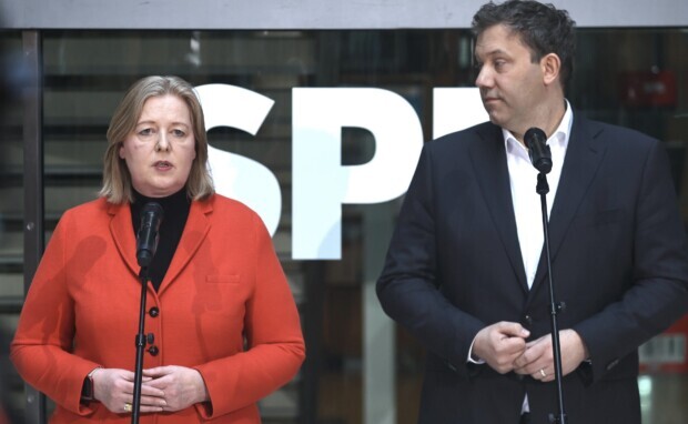 Wolken über Willy-Brandt-Haus: SPD streicht Stellen und verlängert Arbeitszeit