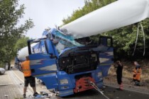 Rotorblatt stürzt beim Windradtransport ab – Mitarbeiter entgeht nur knapp dem Tod