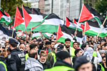 Menschen bringen nicht nur Koffer mit