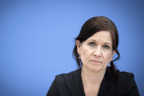 Berlins CDU-Bildungssenatorin setzt zur Wahl Jubelerklärungen ab