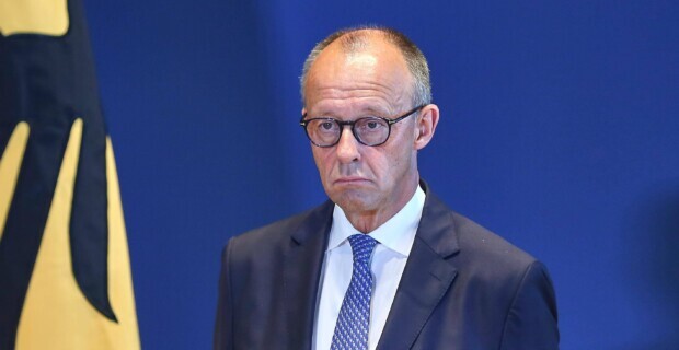 Merz zappelt in der Merkel-Falle