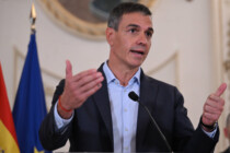 Spanien holt hunderte Migranten von Ceuta auf das europäische Festland
