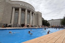 Volksbad statt Volksbühne: Theater eröffnet ein teures Freibad als „politischen Protest“