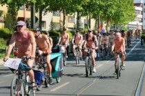 Nackt fürs Klima – in Berlin braucht selbst FKK eine politische Botschaft