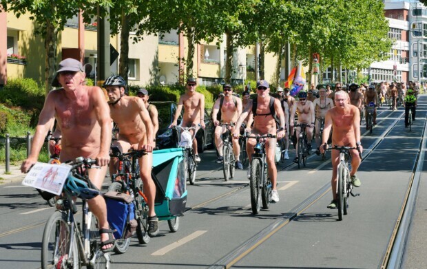 Nackt fürs Klima – in Berlin braucht selbst FKK eine politische Botschaft