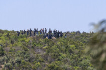 Die Männer auf den Hügeln zeigen: Der Druck auf Ceuta lässt nicht nach