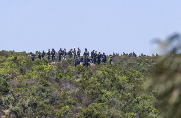 Die Männer auf den Hügeln zeigen: Der Druck auf Ceuta lässt nicht nach