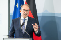 Streit um Afghanen: Dobrindt redet von Abschieben, Grüne wollen mehr Aufnahmen