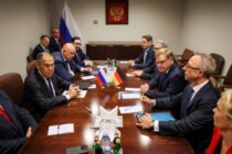 Wadephul spricht mit Lawrow – ein Treffen unter einem Putin-Porträt