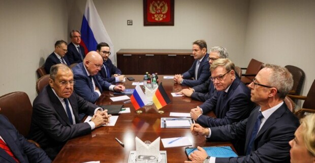 Wadephul spricht mit Lawrow – ein Treffen unter einem Putin-Porträt