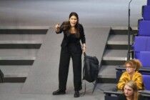 Linke Abgeordnete pöbelt im Parlament und sammelt Spenden für Ordnungsgeld