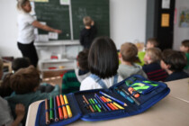 Lehrerin angeklagt, weil sie Notwehr und Nothilfe leistet