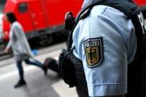 Brutaler Angriff im Regionalzug: Afghane und alkoholisierter Begleiter schlagen auf Fahrgäste ein