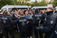 Die Polizei in Berlin wird am Samstag bei 13 Demos im Einsatz sein.