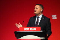 Britischer Verteidigungsminister: „Kauft Notvorräte und Kurbelradios“