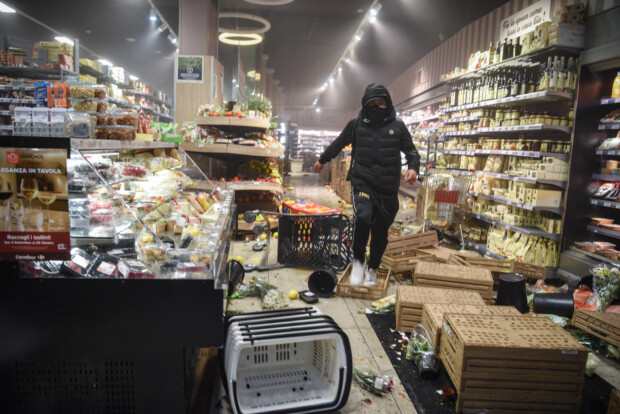 Die Jugendlichen überfielen in Mailand auch einen Supermarkt.