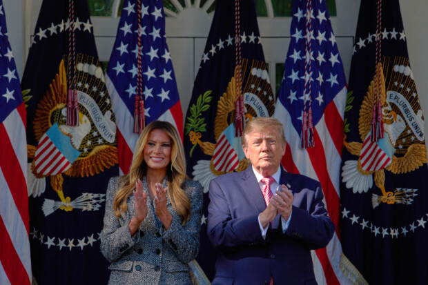 Melania und Donald Trump vor dem Weißen Haus.
