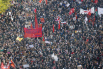Vermummte und Pyrotechnik: Polizei stoppt Gen-Z-Protestzug in Köln