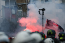 Gen-Z-Protesttag: Krawalle in Köln und Hamburg – Polizei setzt Wasserwerfer ein, Barrikaden brennen