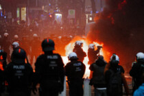Gen-Z-Protesttag: Polizisten eingekesselt, Steinwürfe in Köln, erste Eskalationen in Berlin