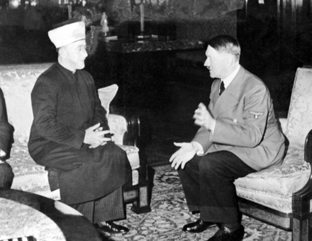 Adolf Hitler im Gespräch mit Haj Mohammed Effendi Amin el-Husseini, dem palästinensisch-arabischen Muslim-Führer.