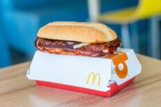 Der McRib kommt von der McDonald's-Karte.