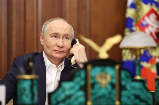 Russlands Präsident Wladimir Putin am Telefon.