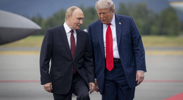 Donald Trump mit Wladimir Putin bei ihrem Treffen in Alaska