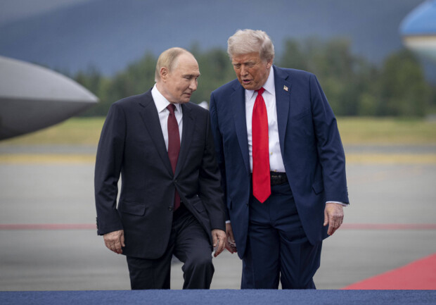 Donald Trump mit Wladimir Putin bei ihrem Treffen in Alaska