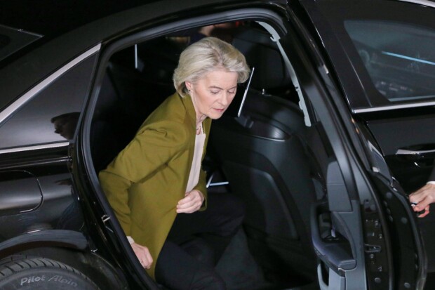 EU-Kommissionspräsidentin Ursula von der Leyen. Ihr Audi A 8 dürfte wohl weiterhin einen größeren Tank haben.