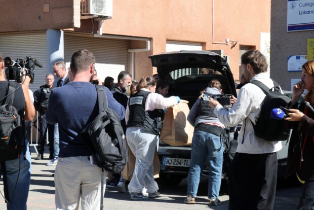Polizeieinheiten bei der Schule in Aubagne.