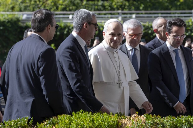 Papst Leo XIV. beim Empfang vor der Universitätsklinik in Rom.