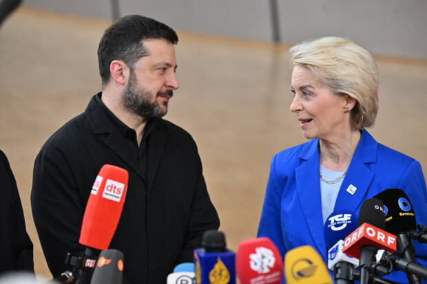Wolodymyr Selenskyj und Ursula von der Leyen in Brüssel.