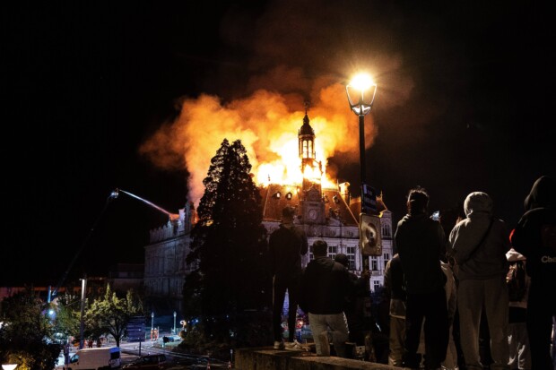 In Brand gesetzt: das Rathaus von Limoges.