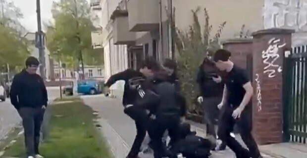 Schläge und Tritte gegen den Kopf: Migrantenbande misshandelt 14-jährigen Schüler